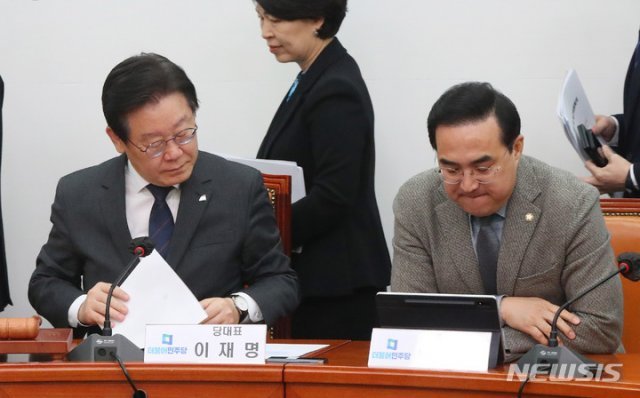 더불어민주당 이재명 대표(왼쪽)와 박홍근 원내대표가 13일 오전 서울 여의도 국회에서 열린 최고위원회의에 참석해 있다. 뉴시스