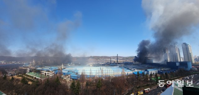 13일 오전 대전 대덕구 목상동 한국타이어 공장에서 난 불로 인한 연기가 공중으로 치솟고 있다.  전영한기자 scoopjyh@donga.com
