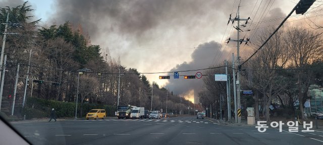 12일 밤에 발생한 대전 대덕구 목상동 한국타이어 대전공장 화재현장. 하루가 지난 13일 오전에도 인근 도로와 신탄진 주변 하늘이 시커먼 연기로 뒤덮혀 있다. 이기진 기자