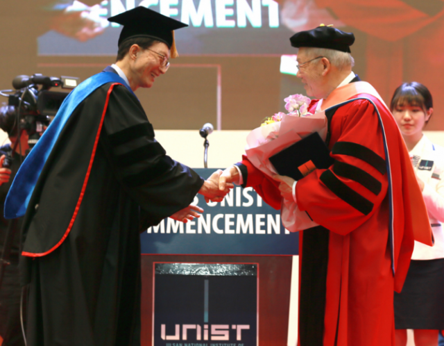 16일 울산시 UNIST에서 서남표 전 KAIST 총장(오른쪽)이 이용훈 UNIST 총장으로부터 명예박사 학위를 수여받고 있다. UNIST 제공