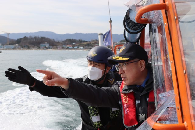 김종욱 해양경찰청장이 13일 강원 고성군 인근 저도어장을 찾아 안전을 점검하고 있다. 해양경찰청 제공