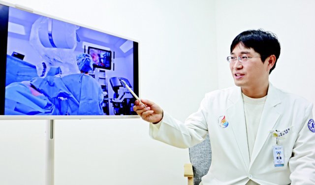 인하대병원 외과 이진욱 교수가 세계 최초로 시행한 ‘단일공 로봇수술기’를 활용한 갑상샘암 수술(SPRA)에 대해 설명하고 있다. 인하대병원 제공