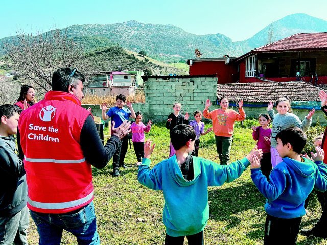 세이브더칠드런 직원이 튀르키예 아동의 심리사회적 지원 활동을 함께 하고 있다. 세이브더칠드런 제공