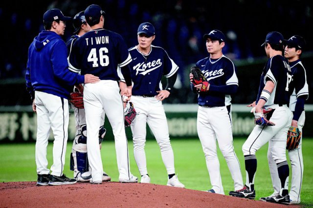 툭하면 비상회의 한국 야구 대표팀 이강철 감독(왼쪽)이 13일 일본 도쿄돔에서 열린 월드베이스볼클래식 조별리그 B조 최종전 중국과의 경기 1회말에 선발 투수 원태인이 흔들리자 마운드에 올라 다독이고 있다. 도쿄=AP 뉴시스