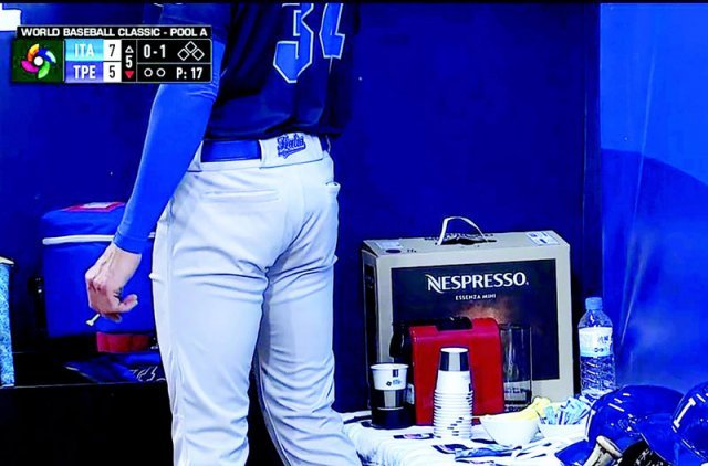 이탈리아 대표팀 더그아웃에 마련된 에스프레소 머신. 이탈리아 선수들은 ‘커피의 나라’라는 자부심을 보이고 있다. MLB 화면 캡처