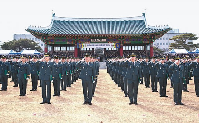 육군사관학교 제79기 졸업식 및 초급 간부인 소위 계급장을 다는 임관식이 3일 서울 노원구 육군사관학교에서 진행되고 있다. 육군 제공