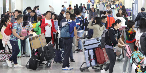 코로나 이전인 2019년 제주시 제주국제공항 국제선 도착 대합실에 관광객들이 입국하고 있다(뉴스1DB)