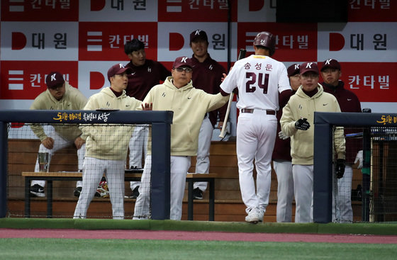 13일 오후 서울 구로구 고척스카이돔에서 열린 2023 한국프로야구(KBO) kt 위즈와 키움 히어로즈의 시범경기에서 키움의 3회말 2사 1,3루 상황 임지열이 1타점 적시타로 득점한 송성문이 홍원기 감독과 하이파이브를 하고 있다. 2023.3.13 뉴스1