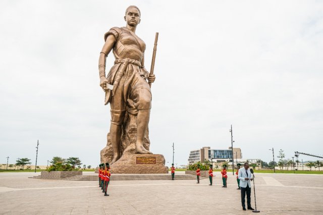 아프리카 서부 국가 베냉에 있는 ‘다호메이 아마존’ 동상. 베냉 대통령실 트위터