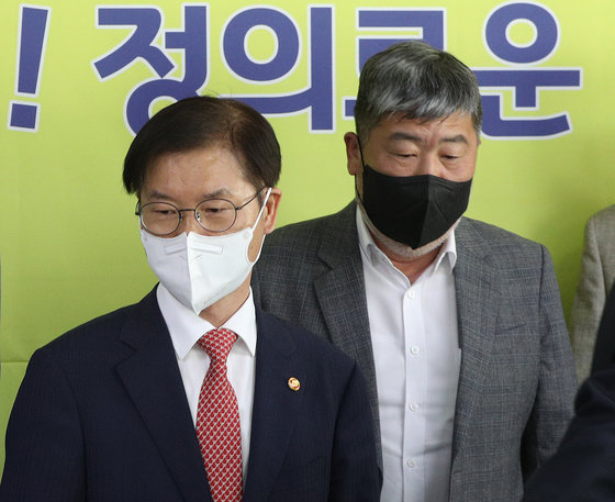 이정식 고용노동부 장관(왼쪽)이 16일 오전 서울 여의도 한국노총을 방문해 김동명 위원장과 테이블에 앉고 있다. 2022.5.16./뉴스1