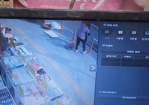 지난 8일 울산 남구 신정시장에서 노점상을 단속하던 한 남성이 68세 여성을 바닥에 내동댕이 쳤다. (‘보배드림’ 갈무리)