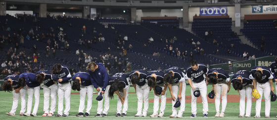 13일 오후 일본 도쿄돔에서 열린 2023 월드베이스볼클래식(WBC) B조 1라운드 대한민국과 중국의 경기에서 22대2로 5회 콜드게임 승리를 거둔 대한민국 선수들이 응원단을 향해 허리 숙여 인사하고 있다. 2023.3.13 뉴스1