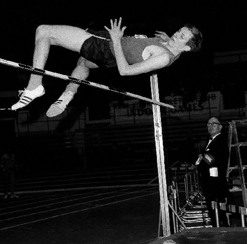 딕 포스베리가 1968년 뉴욕 매디슨스퀘어가든에서 열린 뉴욕 육상대회 높이뛰기에서 배면뛰기로 바를 넘고 있다. 그는 스트래들 점프와 가위뛰기가 대세였던 시대에 배면뛰기를 처음 시도해 높이뛰기의 혁신을 이뤘다는 평가를 받는다. AP 뉴시스
