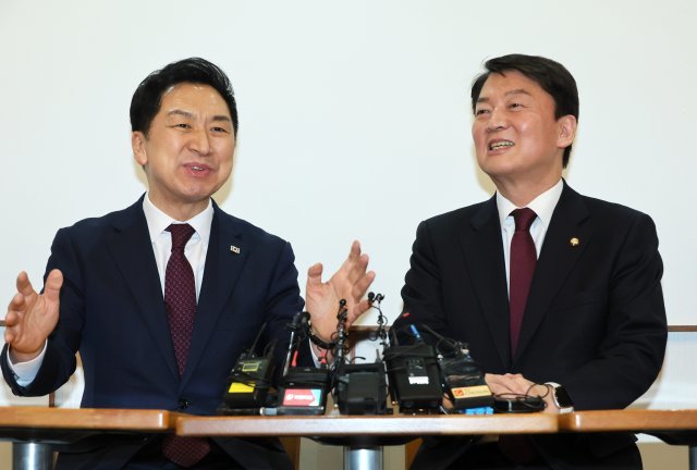국민의힘 김기현 대표(왼쪽)와 안철수 의원이 지난 13일 서울 여의도 한 카페에서 회동을 갖고 있다. 사진공동취재단