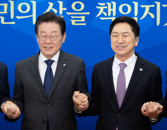 이재명 더불어민주당 대표(왼쪽)와 김기현 국민의힘 대표가 15일 오전 서울 여의도 국회에서 가진 첫 회동에서 기념 촬영을 하고 있다. 2023.3.15 뉴스1