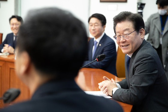 이재명 더불어민주당 대표가 15일 오전 서울 여의도 국회에서 가진 김기현 국민의힘 대표와의 첫 회동에서 미소를 짓고 있다. 2023.3.15 뉴스1