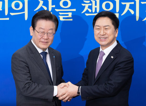 이재명 더불어민주당 대표(왼쪽)와 김기현 국민의힘 대표가 15일 오전 서울 여의도 국회에서 만나 인사나누고 있다. 2023.3.15 뉴스1