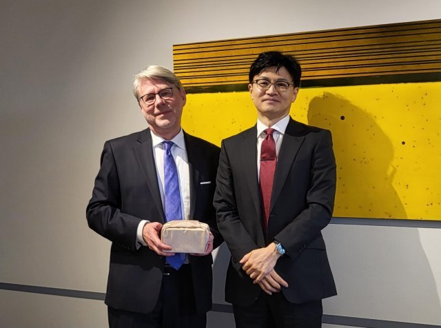 한동훈 법무부 장관(오른쪽)이 독일 연방 이민난민청을 방문해 한스 에크하르트 좀머 청장과 회담을 가졌다. 법무부 제공