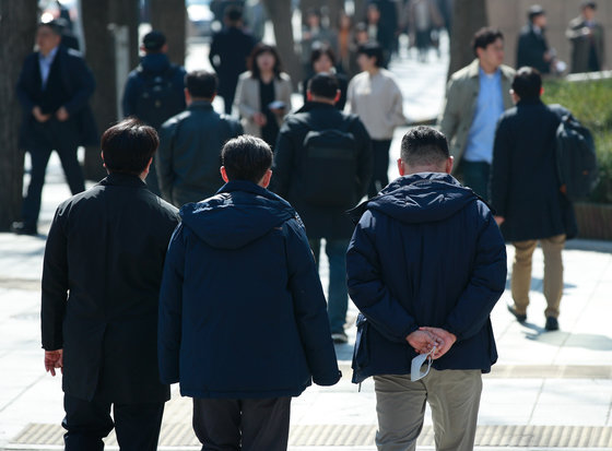 서울 종로구 청계천에서 점심식사를 마친 직장인들이 산책하고 있다. ⓒ News1