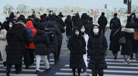 서울 광화문네거리에서 설 연휴를 마친 직장인들이 출근을 하고 있다. ⓒ News1