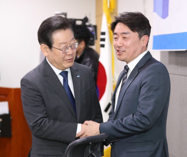 이재명 더불어민주당 대표가 15일 오후 서울 여의도 국회 의원회관에서 열린 당내 의원 모임 ‘더좋은미래‘ 소속 의원들과의 간담회에 참석해 모임 대표인 강훈식 의원과 인사하고 있다. 2023.03.15. 뉴시스