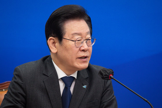 이재명 더불어민주당 대표가 15일 오전 서울 여의도 국회에서 김기현 국민의힘 대표와 만나 모두 발언을 하고 있다. 2023.3.15 뉴스1