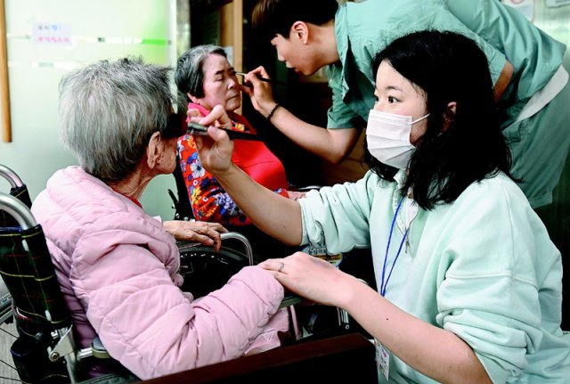 14일 호남대 뷰티미용학과 학생들이 전남 화순의 노인요양원을 찾아 어르신들을 예쁘게 단장해 주고 있다. 호남대 제공