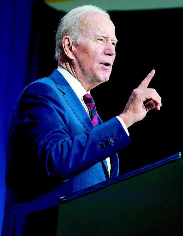 조 바이든 미국 대통령이 14일 총기 난사 사건이 발생한 캘리포니아 몬터레이파크에서 총기 폭력 대책을 발표하고 있다. 몬터레이파크=AP 뉴시스