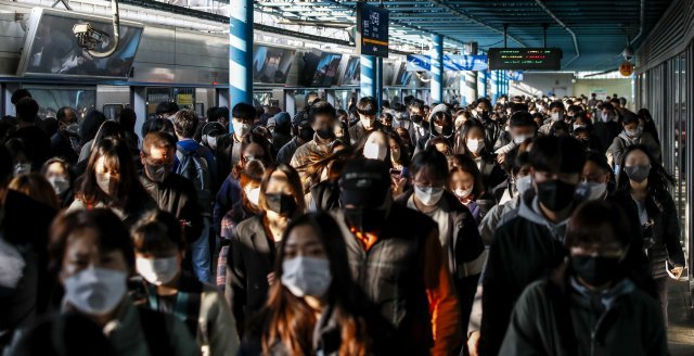 15일 서울 영등포구 신도림역에서 마스크를 쓴 시민들이 전철에서 내리고 있다. 2023.03.15. 뉴시스