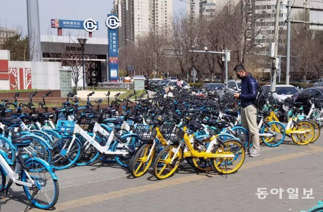13일 중국 베이징 차오양구 지하철영 근처에 공유 자전거 100여 대가 늘어서 있다. 몇 년 전까지만 해도 업체가 난립해 걷기 어려울 정도로 자전거가 많았지만 당국의 규제 이후 질서를 잡아 가고 있다. 베이징=김기용 특파원