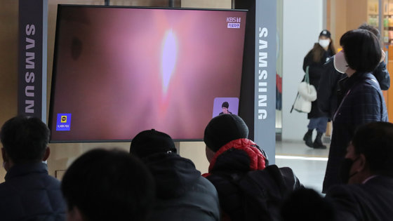 14일 서울역 대합실에서 시민들이 북한의 단거리 탄도미사일(SRBM) 발사 관련 뉴스를 바라보고 있다. 합동참모본부는 북한이 이날 오전 7시 41분과 7시 51분쯤 황해남도 장연 일대에서 동해상으로 단거리탄도미사일(SRBM) 2발을 발사했다고 밝혔다. 2023.3.14/뉴스1
