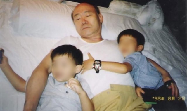 고(故) 전두환 전 대통령이 손자들과 함께 침대에 누워 있는 모습. 전우원 씨 인스타그램