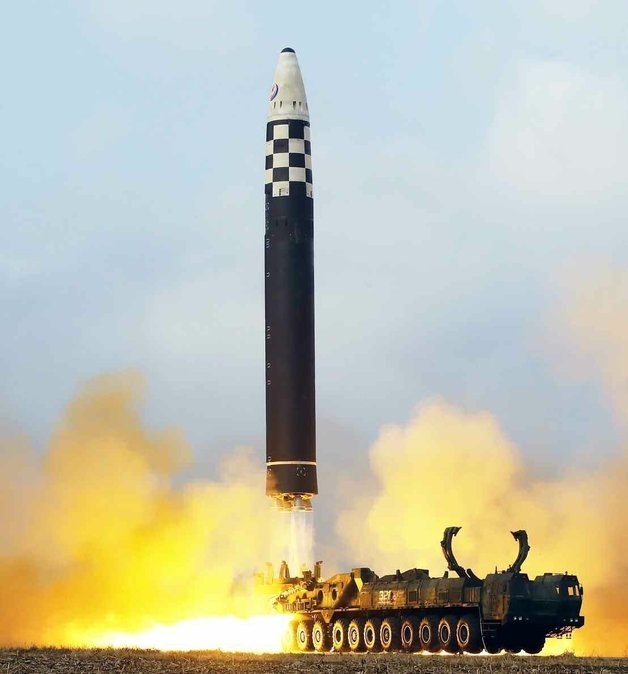 북한 대륙간탄도미사일(ICBM) ‘화성-17형’. 평양 노동신문=뉴스1