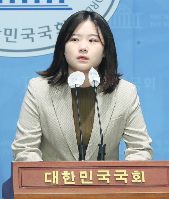 박지현 전 더불어민주당 비상대책위원장이 지난 6일 서울 여의도 국회 소통관에서 민주당의 변화와 혁신을 촉구하는 기자회견을 하고 있다. ⓒ News1