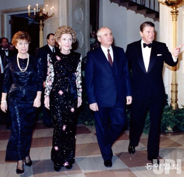 로널드 레이건 대통령 부부(오른쪽 첫 번째 세 번째)가 국빈 만찬에 참석한 미하일 고르바초프 소련 공산당 서기장 부부(오른쪽 두 번째, 네 번째)를 맞는 모습. 로널드 레이건 도서관 겸 박물관 홈페이지