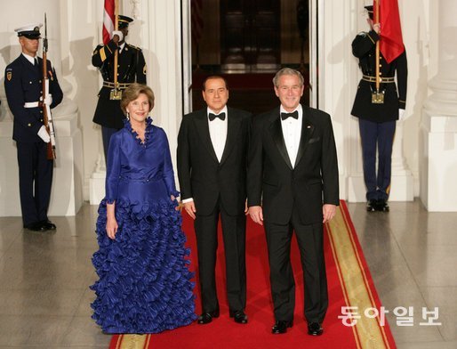 2008년 조지 W 부시 대통령 부부가 국빈 만찬에 참석한 실비오 베를루스코니 이탈리아 총리(가운데)를 맞는 모습. 조지 W 부시 대통령 센터 홈페이지