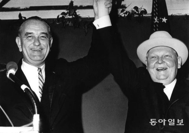 1963년 린든 존슨 대통령(왼쪽)이 텍사스 목장에서 열린 국빈 만찬에서 루드비히 에르하르트 독일 총리를 맞는 모습. 위키피디아