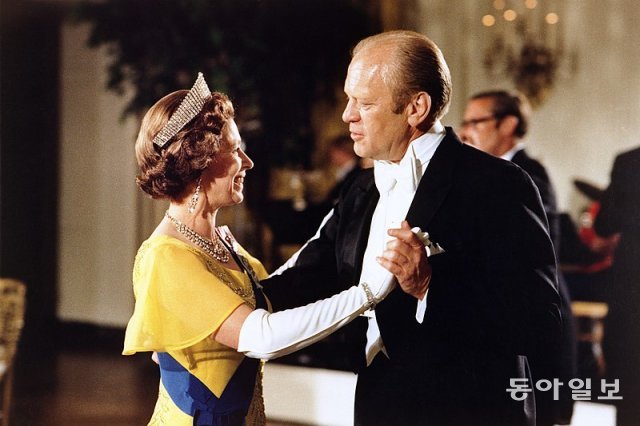 1976년 제럴드 포드 대통령(오른쪽)이 미국 독립선언 200주년을 기념하는 국빈 만찬에서 엘리자베스 2세 영국 여왕과 춤을 추는 모습. 위키피디아