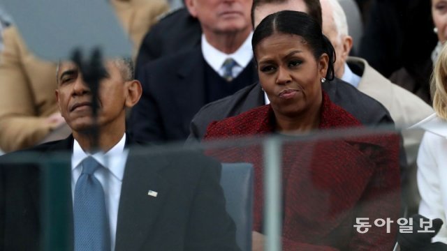 도널드 트럼프 대통령 취임식을 지켜보고 있는 버락 오바마 대통령 부부. 백악관 홈페이지