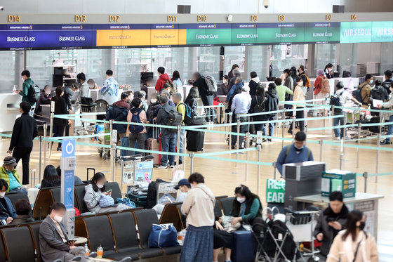 13일 인천국제공항 출국장에서 여행객들이 출국을 기다리고 있다.2023.3.13. 뉴스1