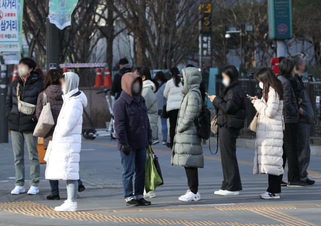 전국 곳곳에 한파특보가 내려진 3월 13일 서울 광화문네거리에서 시민들이 두꺼운 옷을 입고 출근하고 있다. 서울 등 중부와 남부내륙에는 하루 사이에 아침 기온이 10도 이상 떨어지면서 한파특보가 발령됐다. 3월 한파특보가 발효된 것은 2020년 3월 이후 3년 만이다. 2023.3.13/뉴스1