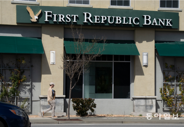 캘리포니아에 기반을 둔 퍼스트 리퍼블릭 은행은 메타 CEO인 저커버그가 이용하는 은행으로도 유명했다. 신화통신, 뉴시스