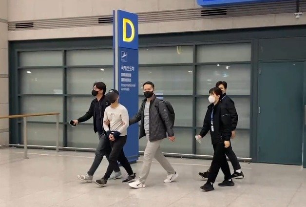 전화금융사기 범죄조직 부총책 A씨가 17일 인천국제공항으로 강제 송환되고 있다. (울산경찰청 제공)