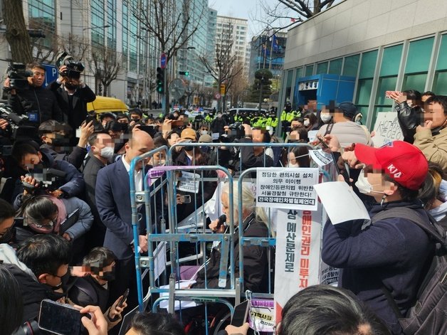 17일 오전 11시44분쯤 서울경찰청 앞에서 남대문경찰서는 박경석 전장연 대표에게 체포 영장을 집행했다.