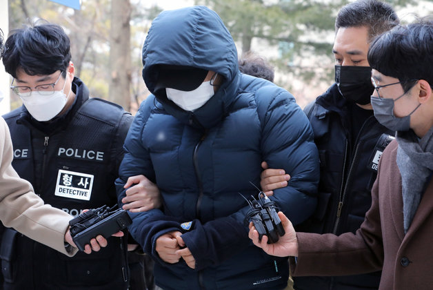 상습아동학대 혐의를 받는 친부 A씨가 인천시 미추홀구 인천지법에서 지난 2월10일 열린 구속 전 피의자 심사(영장실질심사)에 출석하는 모습. /뉴스1