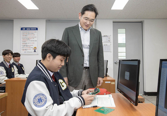 이재용 삼성전자 회장이 7일 경북 구미시 구미전자공업고등학교를 방문해 수업을 참관하고 있다. 삼성전자 제공 2023.3.7 뉴스1