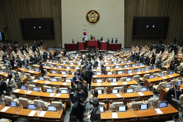 여야 의원들이 지난해 12월 24일 새벽 서울 여의도 국회에서 열린 본회의를 마친 뒤 퇴장하고 있다. 2022.12.24 뉴스1