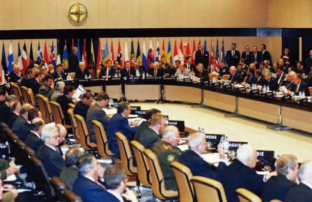 나토 회원국 국방장관들이 핵계획그룹(NPG) 회의를 하고 있다. [NATO]