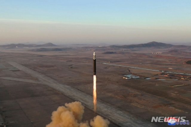 북한 조선중앙통신이 제공한 사진에 지난 16일 북한군이 평양 순안 일대에서 대륙간탄도미사일(ICBM)을 시험 발사하고 있다. AP=뉴시스