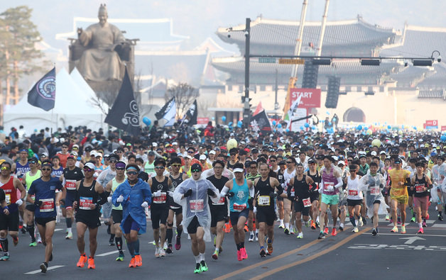 19일 오전 서울 종로구 광화문광장에서 열린 2023 서울마라톤에서 참가자들이 힘차게 출발하고 있다. 이번 대회는 4년 만에 엘리트와 마스터스가 모두 참가하는 오프라인 대회로 열렸다. 2023.3.19. 뉴스1